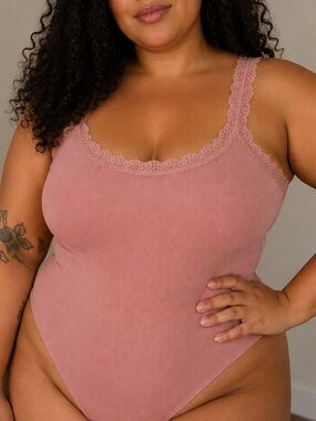 𝐁𝐮𝐧𝐝𝐥𝐞 𝐎𝐧𝐥𝐲* Ambiance Lace-Trim Ribbed Bodysuit - Rose